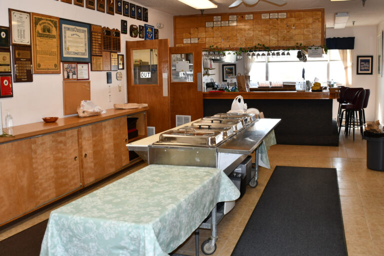 Kitchen area has Warming Cabinet